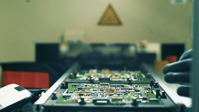 工厂输送带中的印刷电路板(pcb)。视频素材