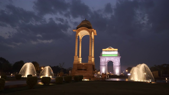 在印度新德里的印度门，天篷和喷泉在晚上的宽阔视野视频下载