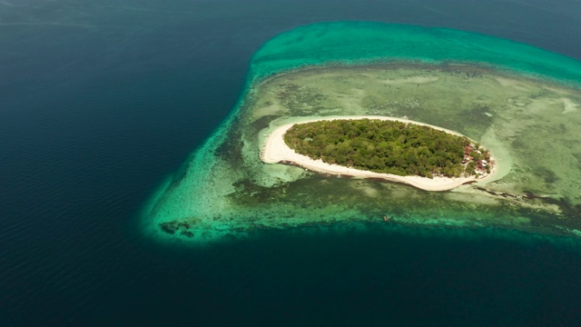 有沙滩的热带岛屿。Mantigue岛,菲律宾视频下载