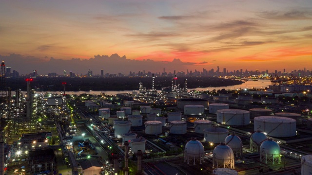 黄昏时分工业园区与炼油厂的超近距离鸟瞰图视频素材
