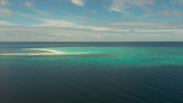 有沙滩的热带岛屿。Camiguin、菲律宾视频下载