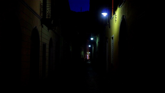夜晚汽车照亮了孤独的街道。视频素材