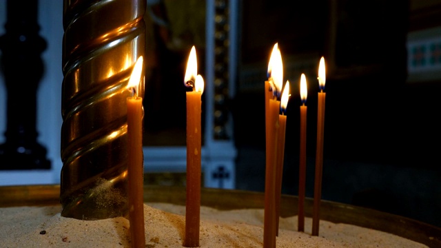 教堂里燃烧的细蜡烛。视频素材