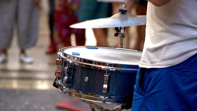一个街头音乐家在一个夏日里演奏着漂亮的小军鼓。视频下载
