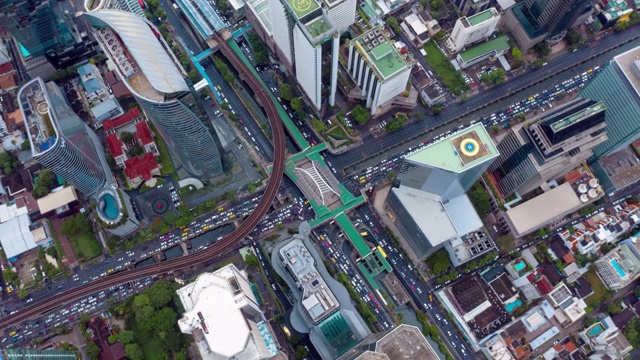 曼谷市中心十字路口鸟瞰图。泰国。智慧城市中的金融区和商业中心。摩天大楼和建筑物。视频下载