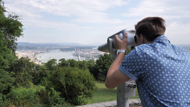 游客在布达佩斯，爬上盖勒特山观看布达佩斯的城市景观视频下载