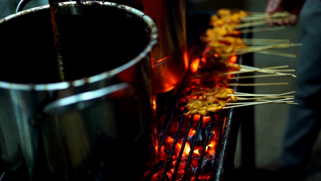沙提巴东，印尼街头小吃市场上的烤肉串视频素材