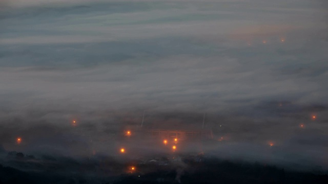 韩国忠清南道，天安号，秋日，琼丽义馆和鹤城山上空浓雾缭绕视频素材