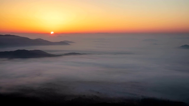 韩国忠清南道，天安号，秋日，韩国独立厅和Heukseong山上的浓雾视频素材