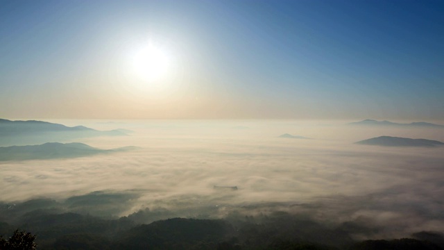 韩国忠清南道，天安号，秋日，韩国独立厅和Heukseong山上的浓雾视频素材