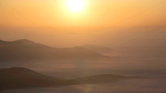云石山的日出与浓雾在天安，忠清南道，韩国视频素材