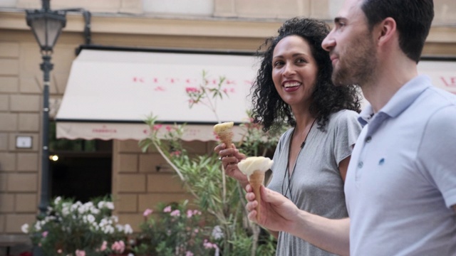 匈牙利布达佩斯，一对成年异性恋夫妇在大街上吃冰淇淋视频下载