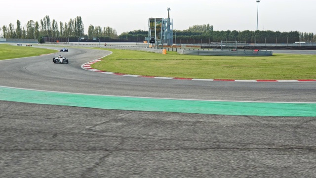 TS电缆凸轮:方程式赛车在赛道上的转弯处超速行驶视频下载