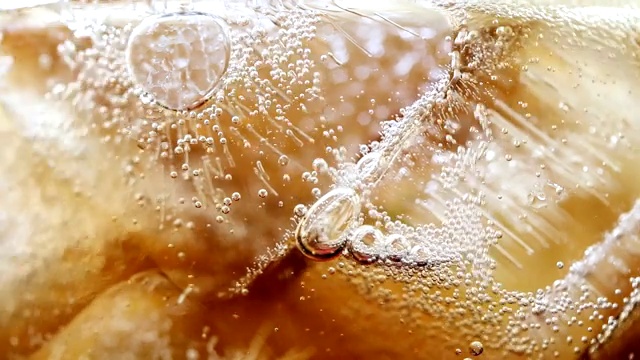 可乐泡沫与冰块特写视频素材