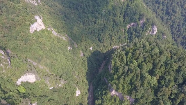 山峡和河流的鸟瞰图。视频素材
