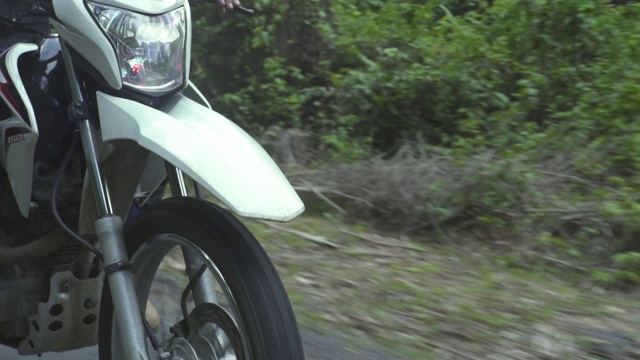 摩托车手骑着摩托车在路上行驶。在乡村道路上骑摩托车的人。摩托车旅行。运动的生活方式视频素材