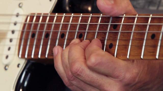 特写吉他手的手在吉他的颈部演奏显示如何做正确的弯曲和释放技术视频素材