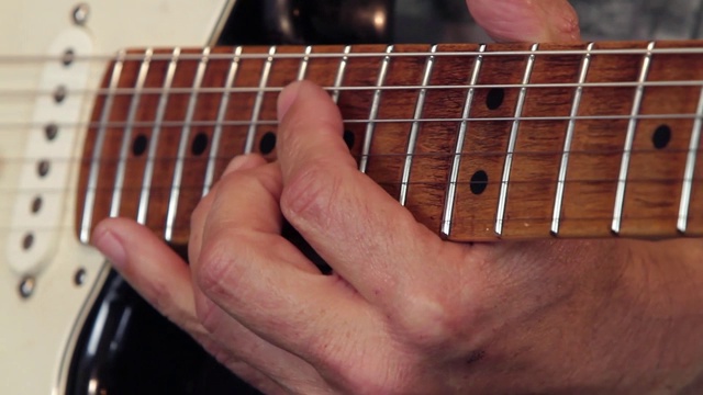 特写吉他手的手在吉他演奏的指板上显示如何正确地做弯曲和颤音技巧视频素材