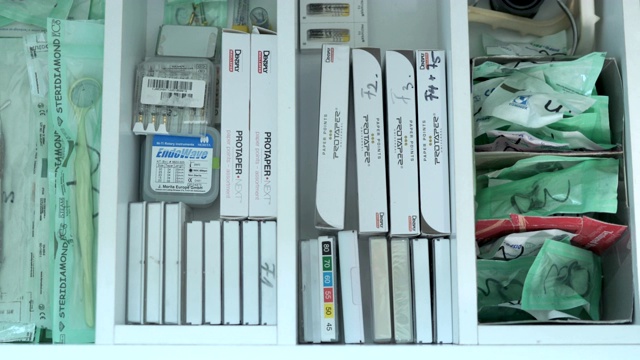 牙科工具包装在保护箔和药品视频下载