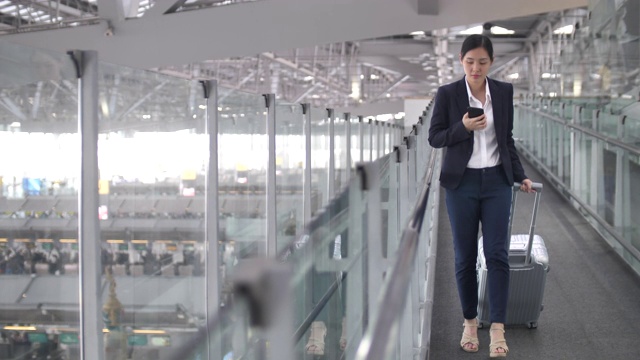 亚洲商务人士在机场使用智能手机视频素材