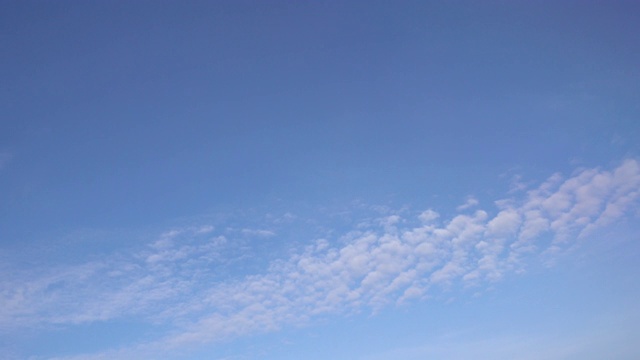 美丽的蓝天从飞机窗口看出去视频素材