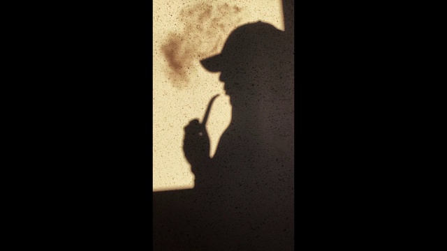 一个抽烟斗的男人的剪影视频下载