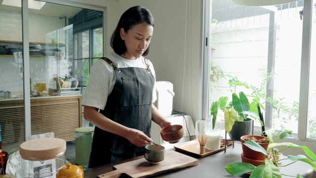 食物造型师从有机绿色抹茶中创造新菜单视频素材