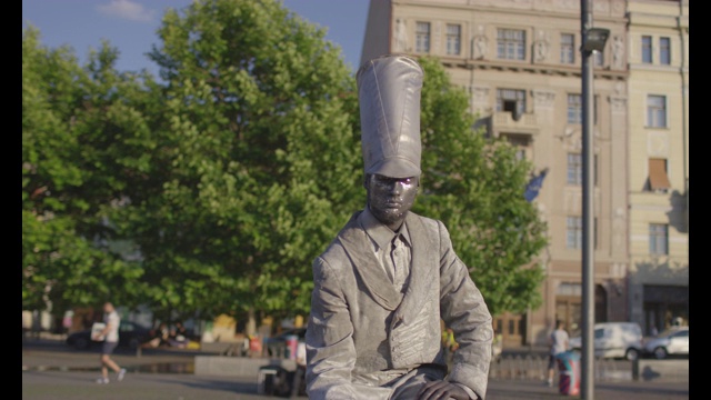 广场上的银色活雕像视频素材