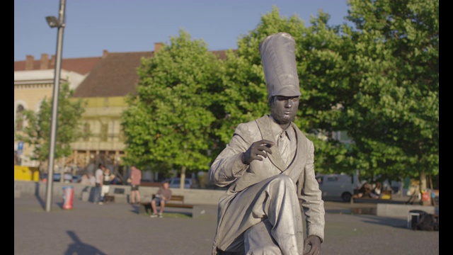 城市广场上的活雕像视频素材