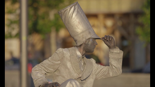 街头艺人打扮成银色雕像视频素材