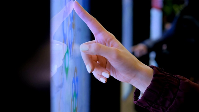 妇女使用交互式触屏亭与城市地图视频下载