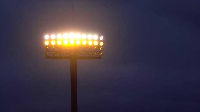 体育场的灯光在黄昏视频下载