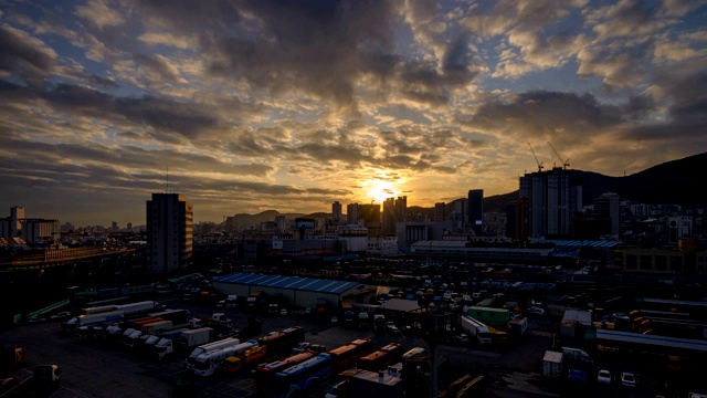 2018年韩国釜山东谷Jwacheon市中心最后的日落景观视频下载