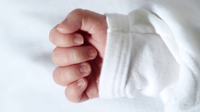 新生儿婴儿手的微距特写视频素材