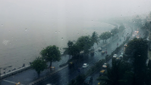 雨中孟买海滨大道的屋顶镜头视频下载