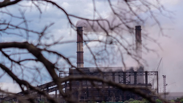 间隔拍摄。城市景观从植物和工厂的排放物中抽起了被污染的大气，用烟看管道视频素材