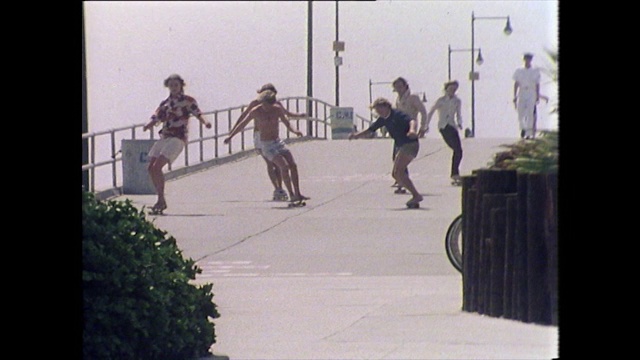 十几岁的男孩在旧金山的散步道上玩滑板视频下载