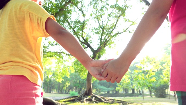 两个女孩手牵着手在公园里视频下载