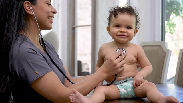 女医生检查婴儿的心率视频下载