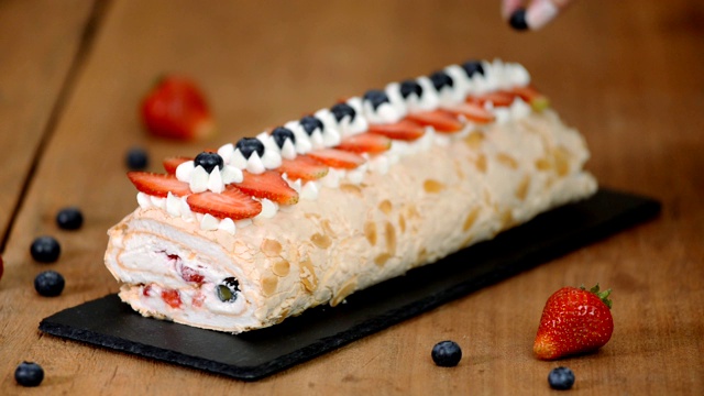 酥皮蛋糕卷。自制的蓝莓和草莓蛋白蛋糕。视频素材