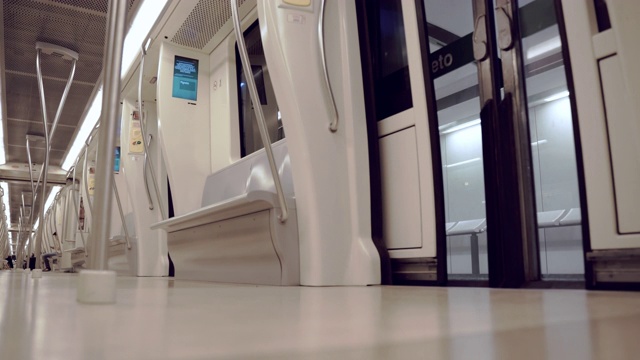 现代的自动化地铁车厢关上了门视频下载