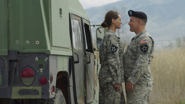 士兵在军用车辆附近接吻的慢动作/美国犹他州雷伊视频下载