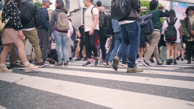 东京涩谷十字路口人们的腿的侧视图视频下载