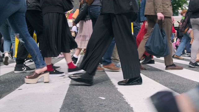 东京涩谷十字路口人们的腿的侧视图视频素材