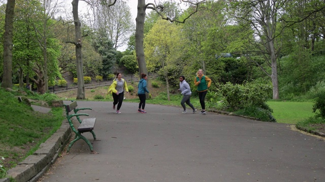 一群妈妈在公园里锻炼视频素材