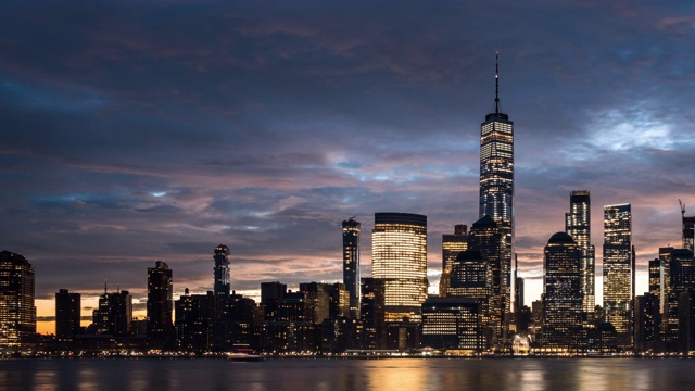 美国曼哈顿下城/纽约上空戏剧性的日出视频素材