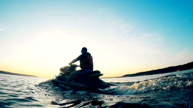 一名男性乘坐的水上摩托视频下载