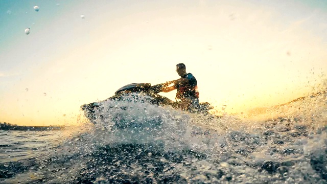 当一个划船者横渡时，水被溅起视频素材