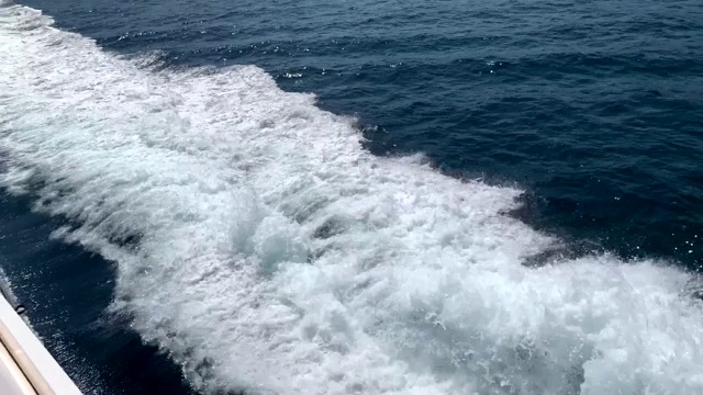 游艇后面的波浪视频素材