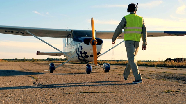 一个人在一架小飞机上检查汽油水平。技术条件的概念。视频素材